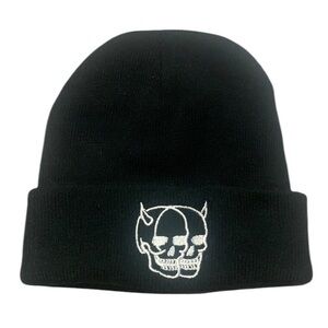 • Skull embroidered beanie black and white